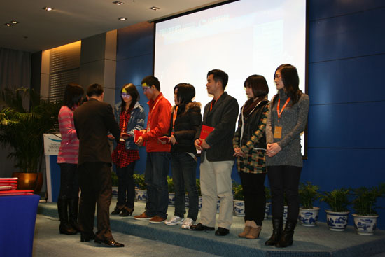 林文佳總經(jīng)理為先進(jìn)個(gè)人頒獎(jiǎng)